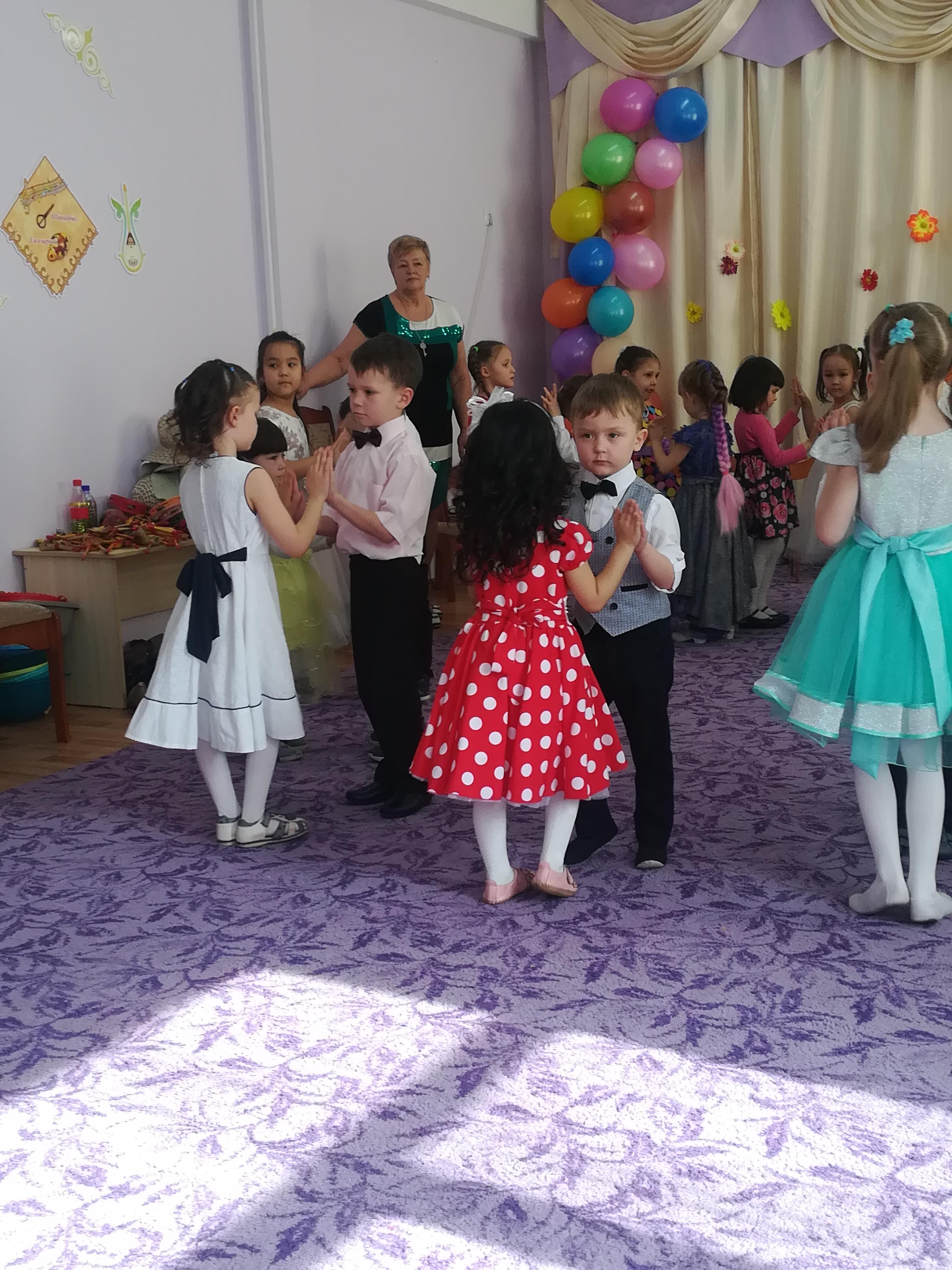 Утренник посвященный 8-марта в группе предшкольной подготовки "Звездочки"